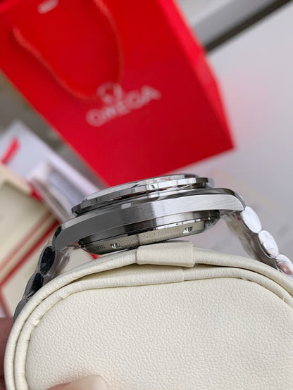 Omega Snoopy Award 42mm