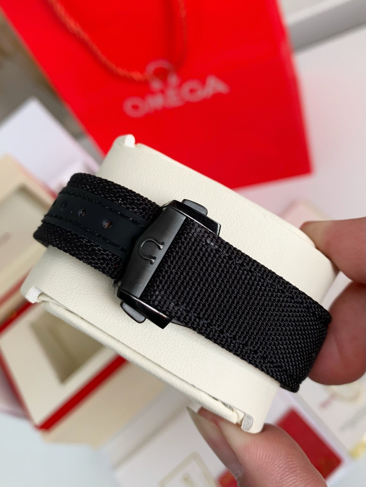 Omega Speedmaster Series Dark Side of the Moon，44.25mm