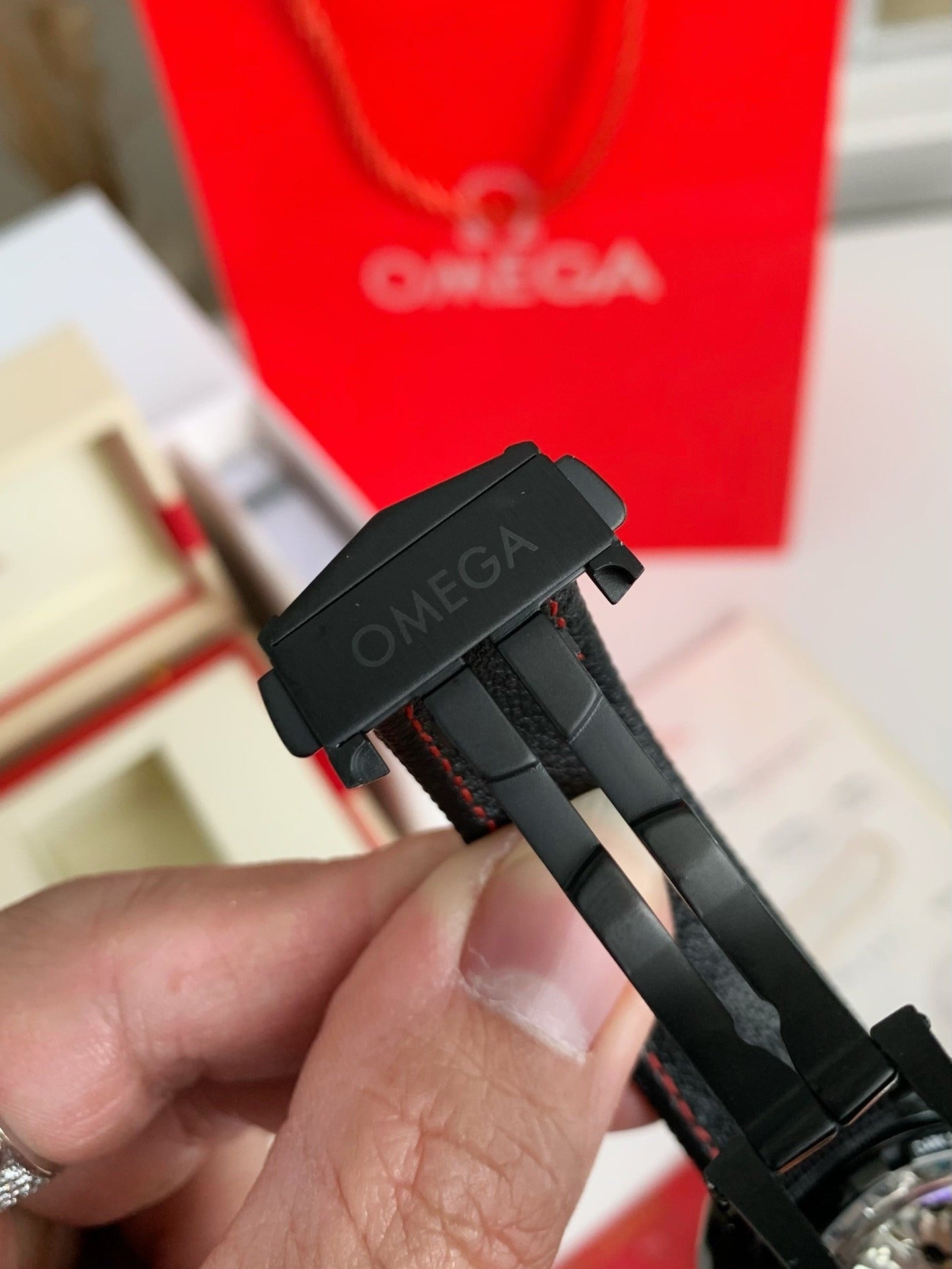 Omega Speedmaster Series Dark Side of the Moon，44.25mm