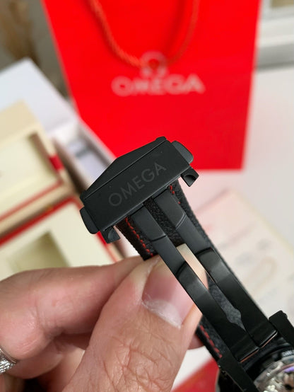 Omega Speedmaster Series Dark Side of the Moon，44.25mm