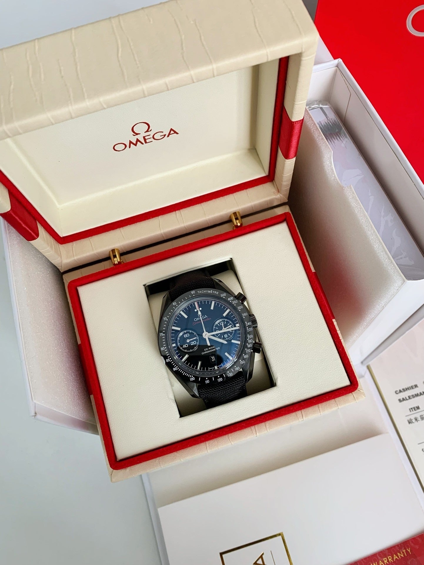 Omega Speedmaster Series Dark Side of the Moon，44.25mm