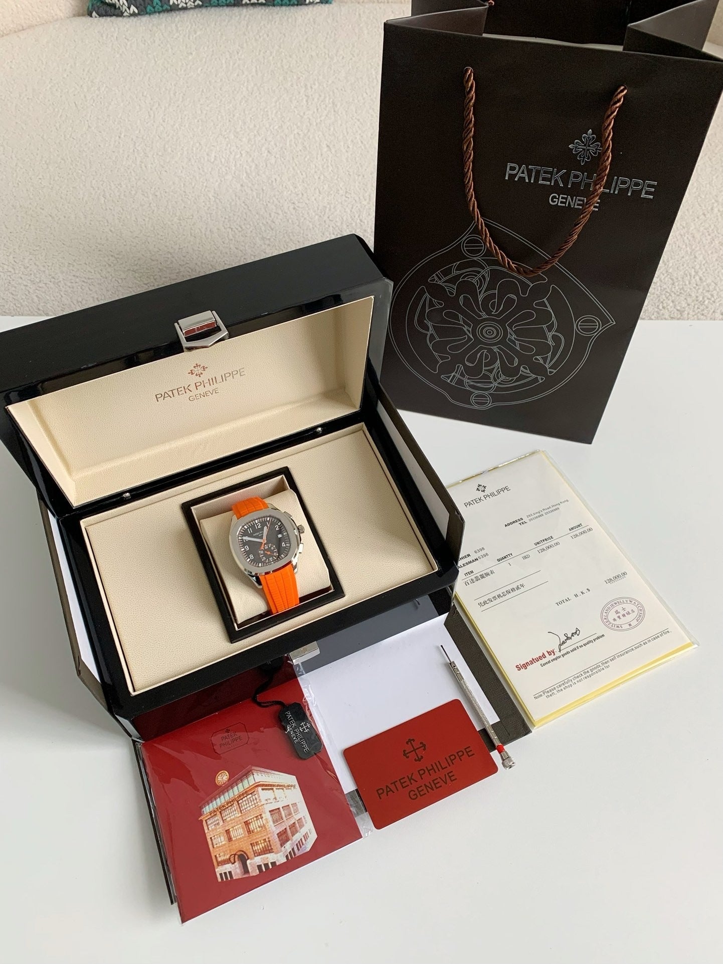 PATEK PHILIPPE AQUANAUT Series 120-meter waterproof wristwatch，42.2mm