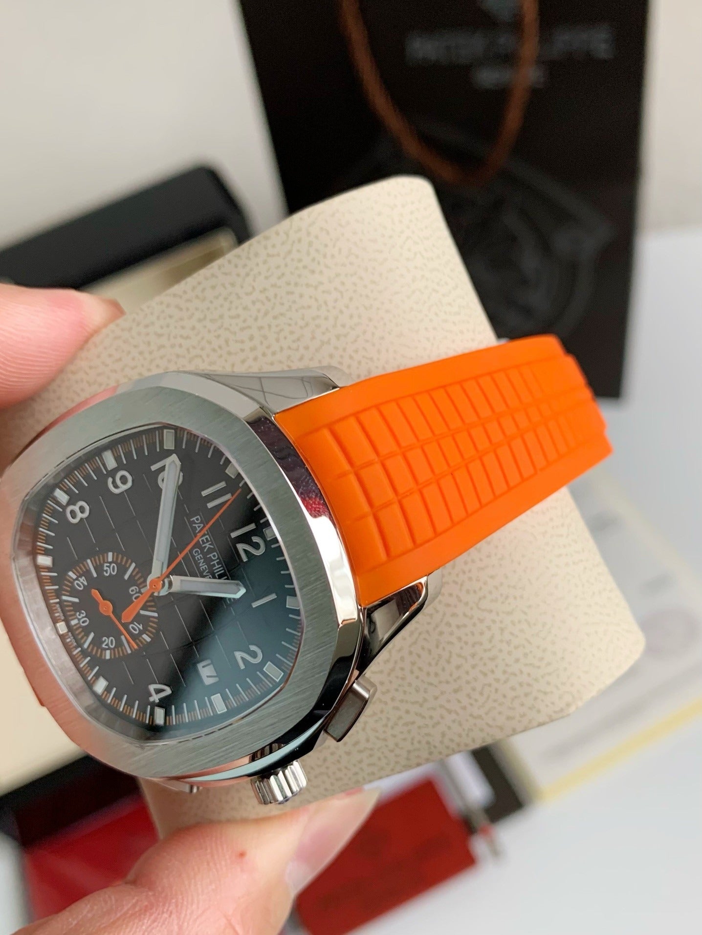 PATEK PHILIPPE AQUANAUT Series 120-meter waterproof wristwatch，42.2mm