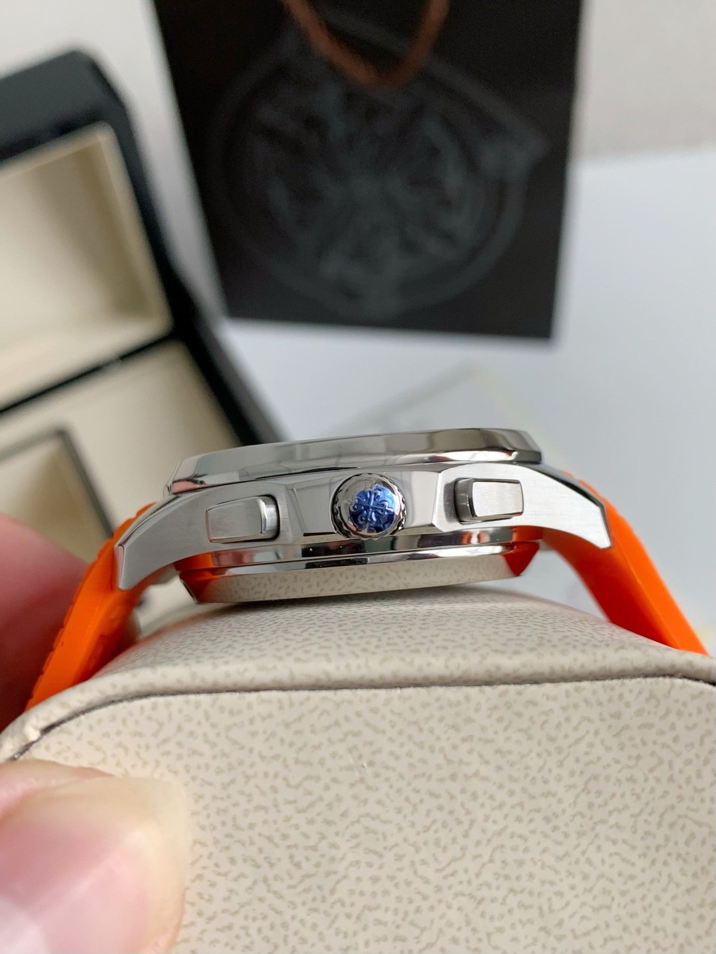 PATEK PHILIPPE AQUANAUT Series 120-meter waterproof wristwatch，42.2mm