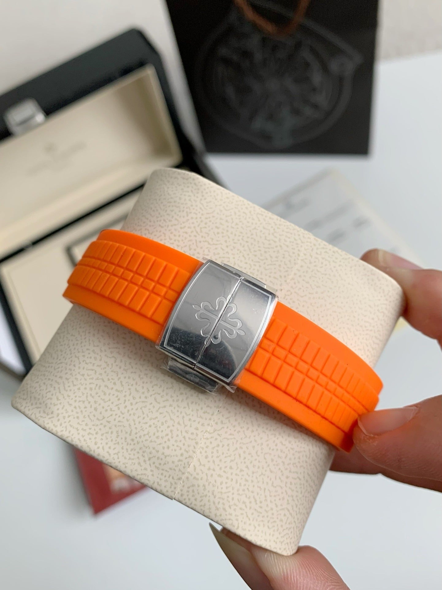 PATEK PHILIPPE AQUANAUT Series 120-meter waterproof wristwatch，42.2mm