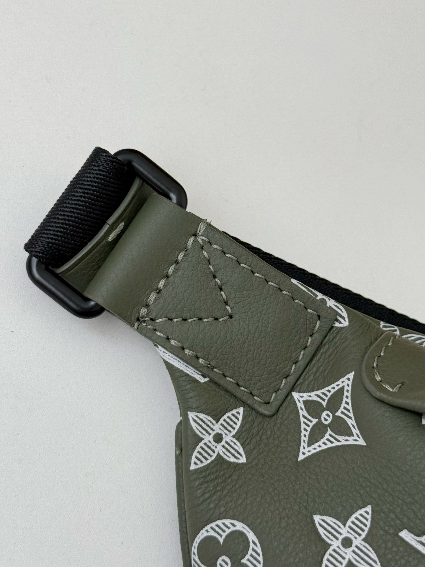 LV DISCOVERY FULL LEATHER CHEST BAG