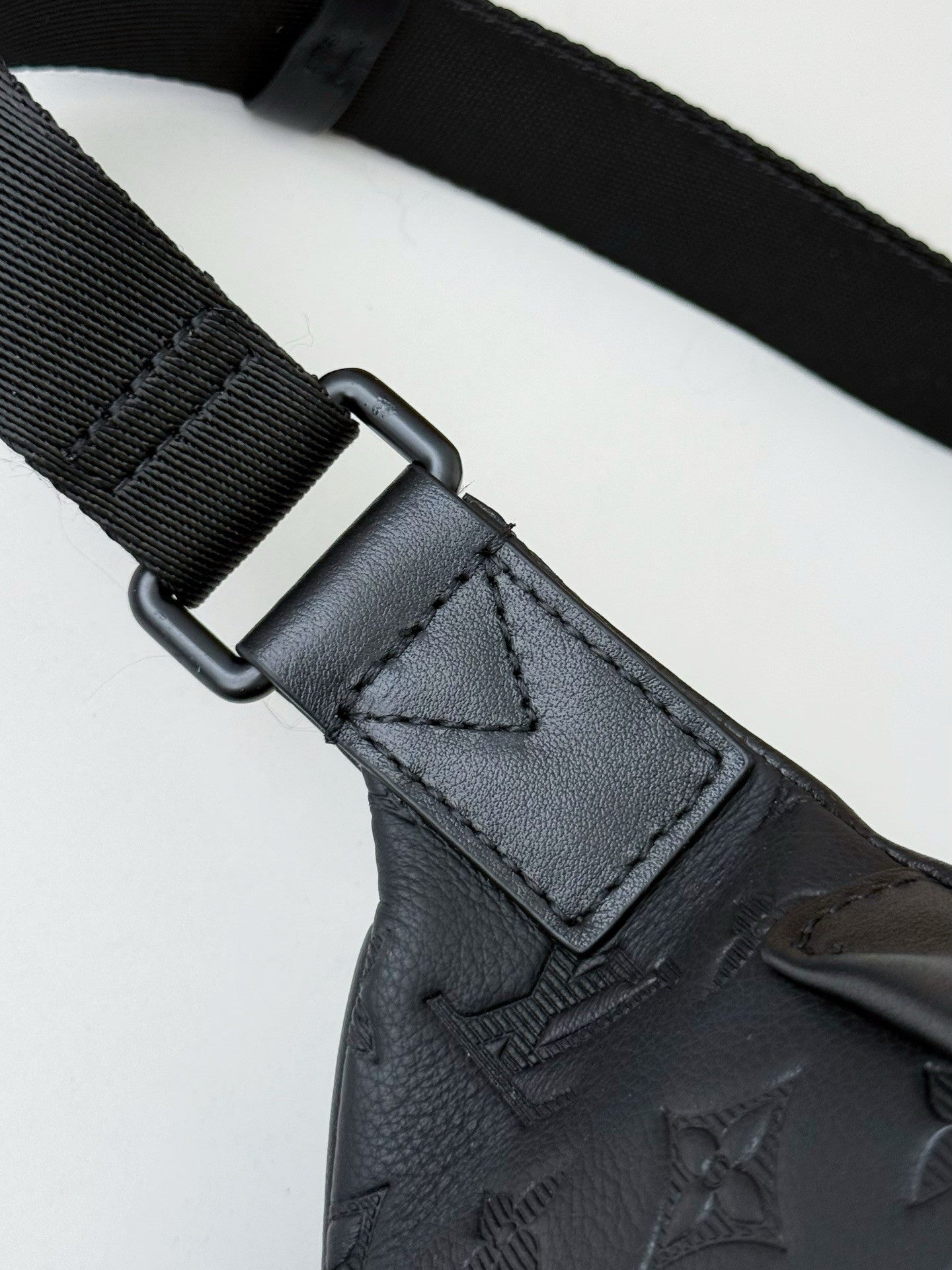 LV DISCOVERY FULL LEATHER CHEST BAG M44