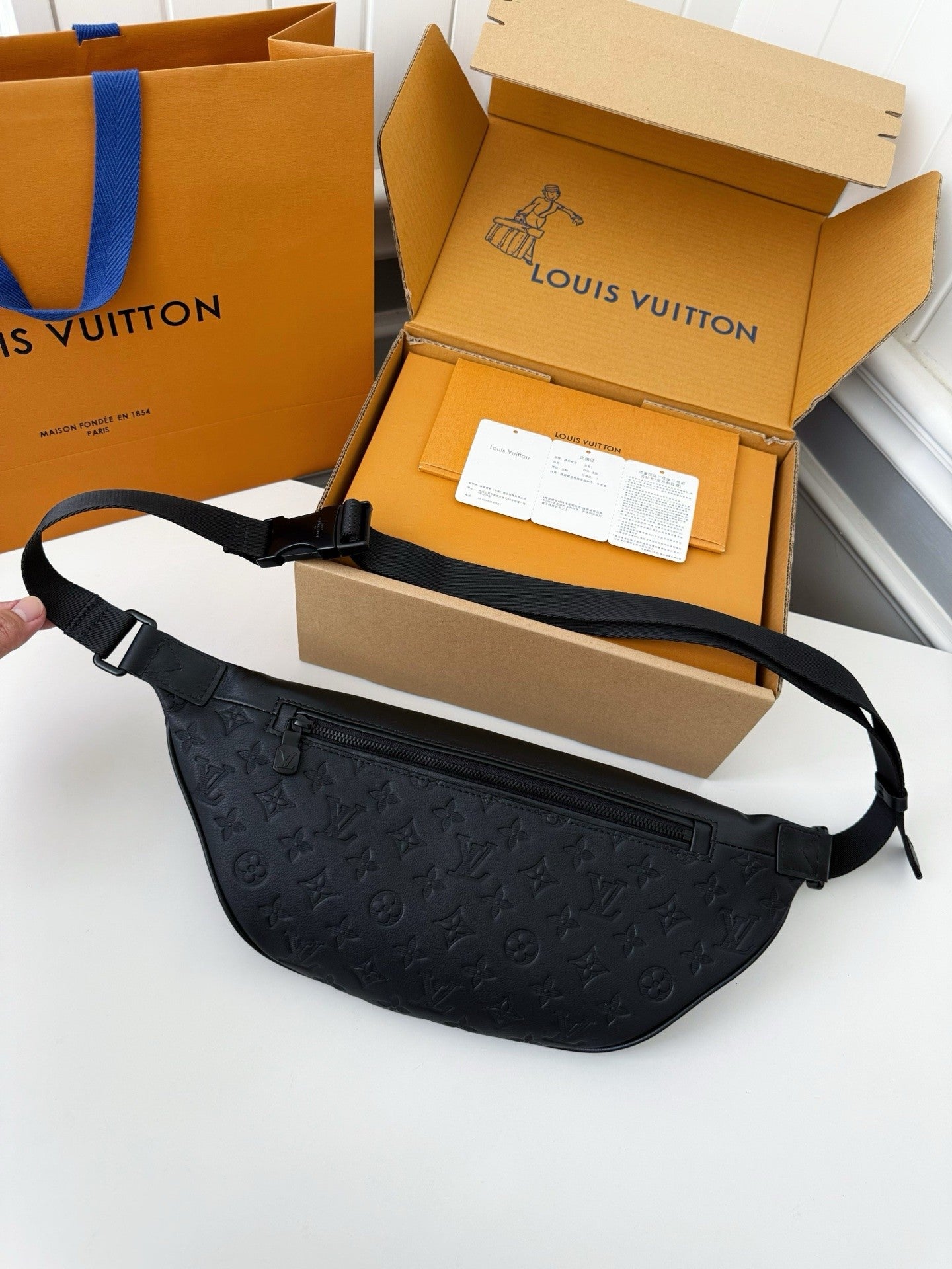 LV DISCOVERY FULL LEATHER CHEST BAG M44