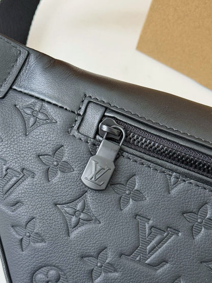 LV DISCOVERY FULL LEATHER CHEST BAG M44