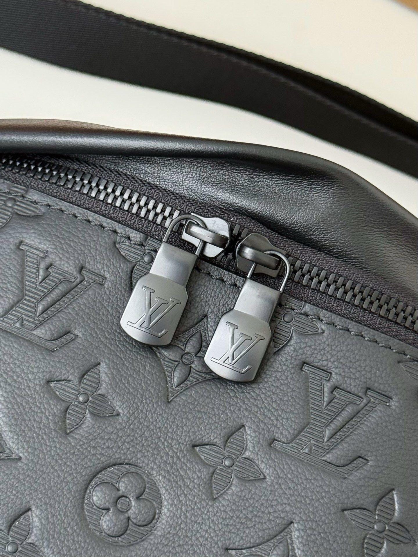 LV DISCOVERY FULL LEATHER CHEST BAG M44