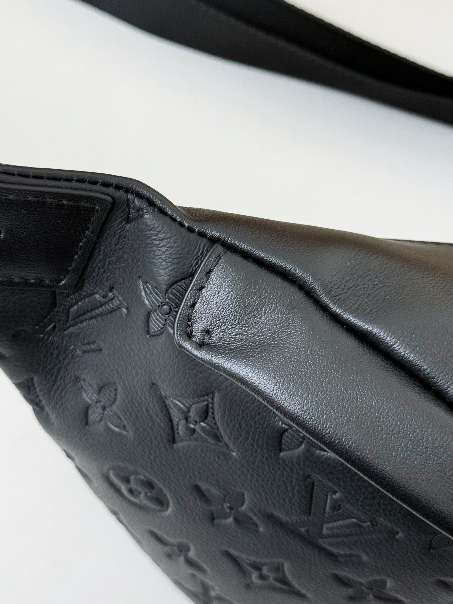 LV DISCOVERY FULL LEATHER CHEST BAG M44