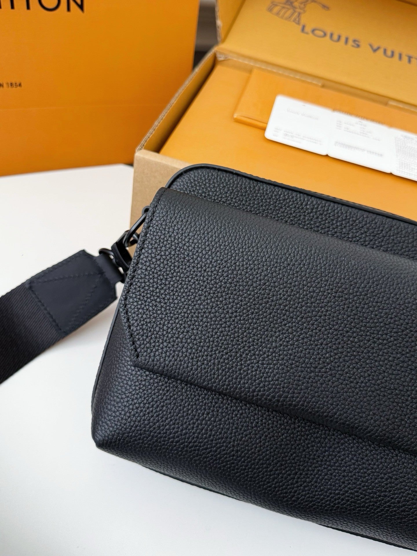 LV FASTLINE Full Leather Postman's Bag M22