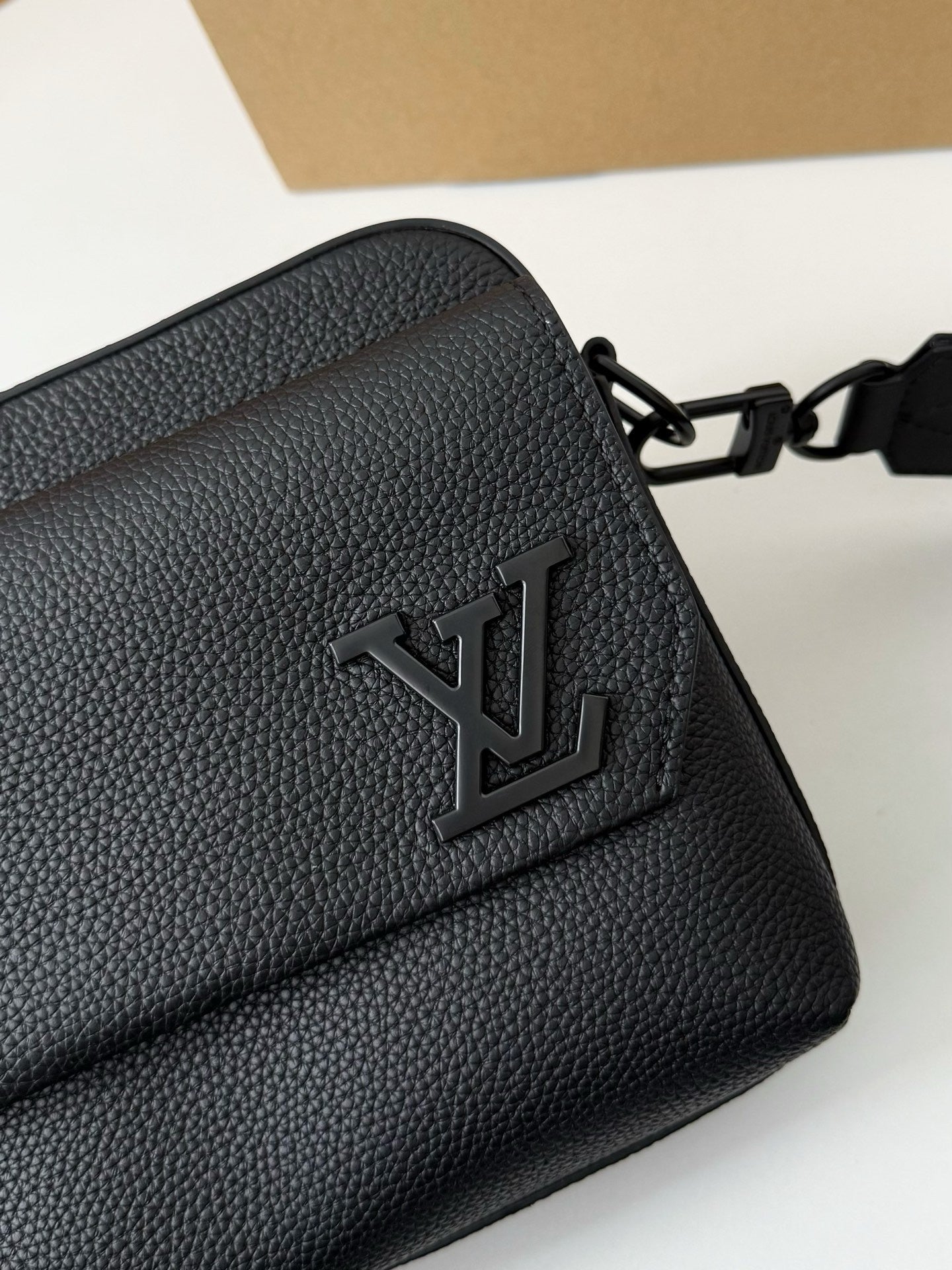 LV FASTLINE Full Leather Postman's Bag M22