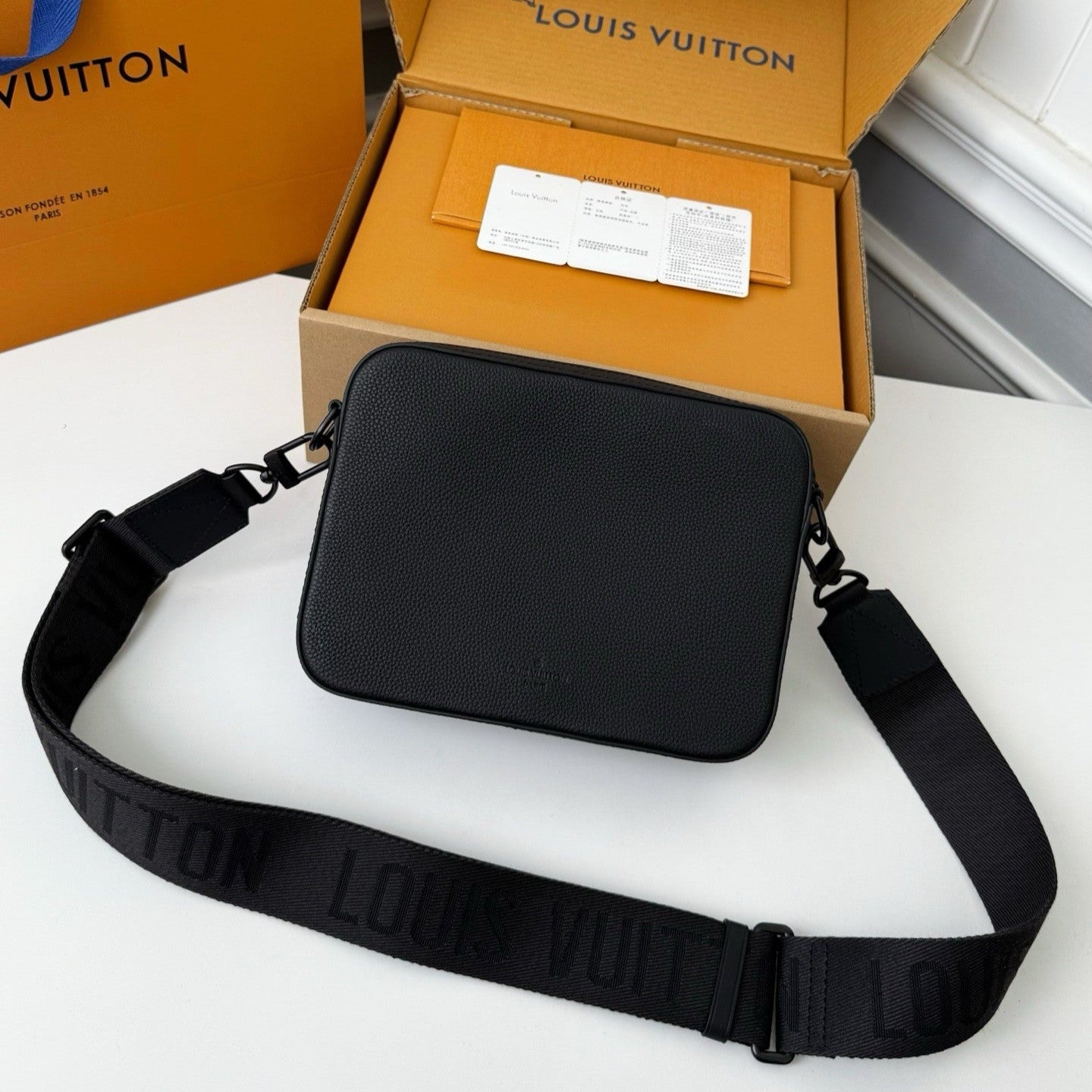 LV FASTLINE Full Leather Postman's Bag M22