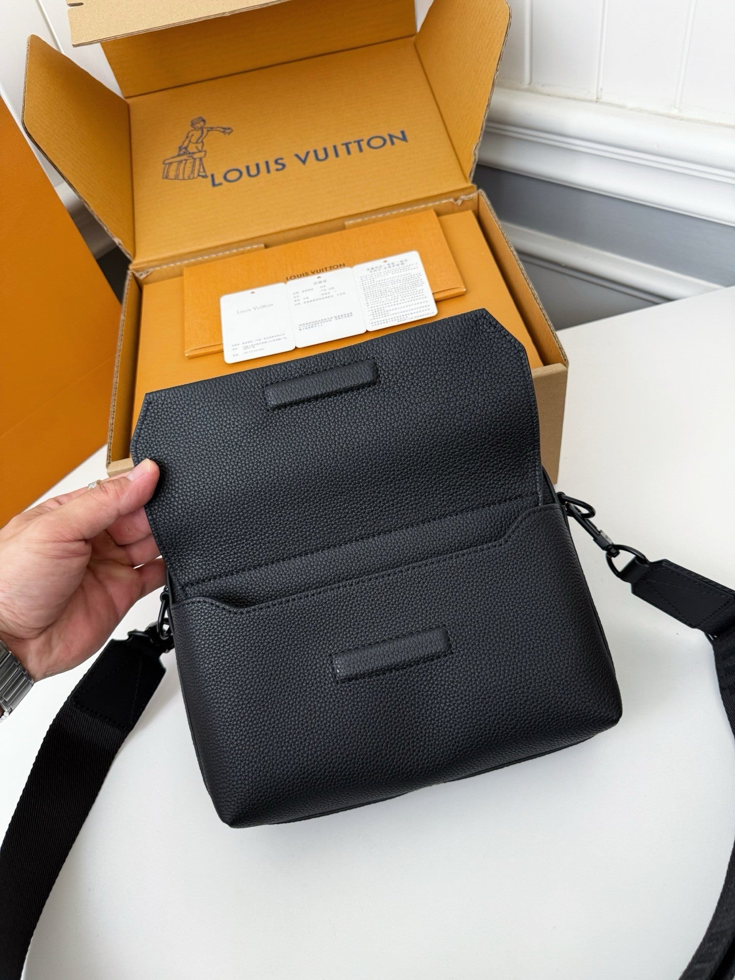 LV FASTLINE Full Leather Postman's Bag M22