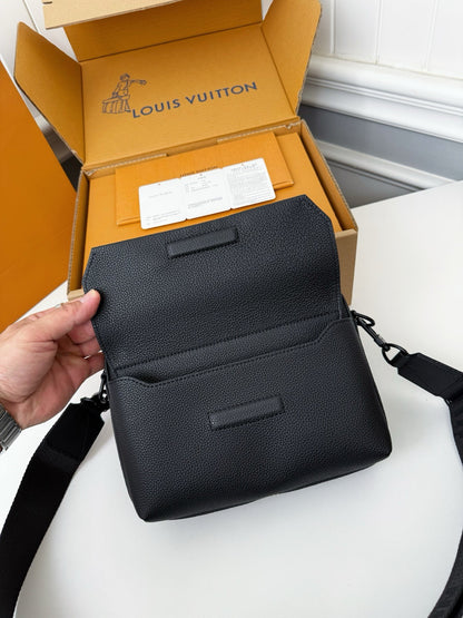 LV FASTLINE Full Leather Postman's Bag M22