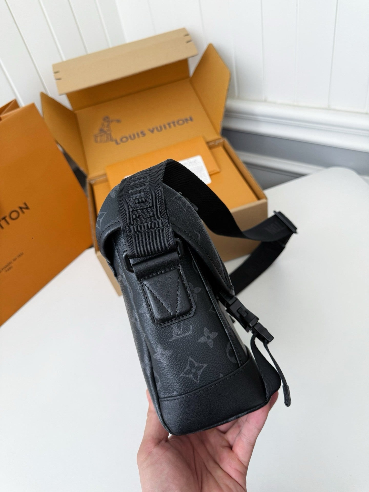 LV VOYAGER Floral Postman Bag M12