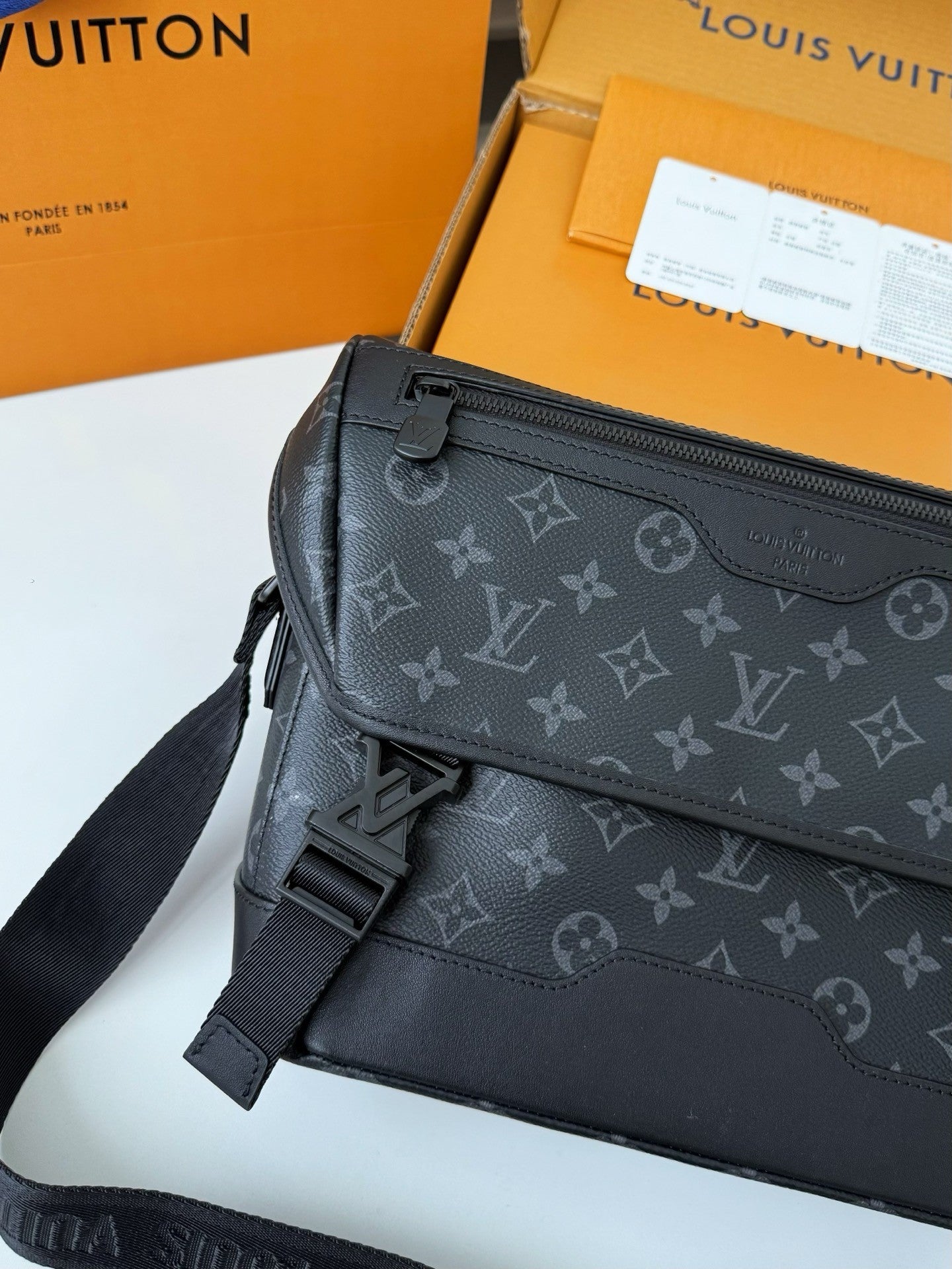 LV VOYAGER Floral Postman Bag M12
