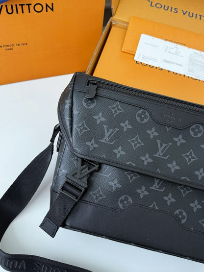 LV VOYAGER Floral Postman Bag M12