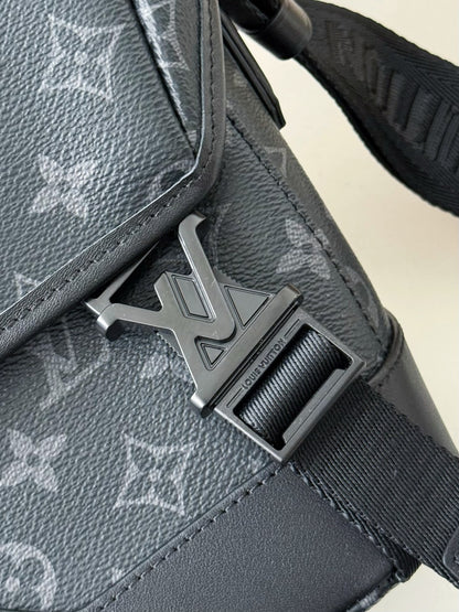 LV VOYAGER Floral Postman Bag M12